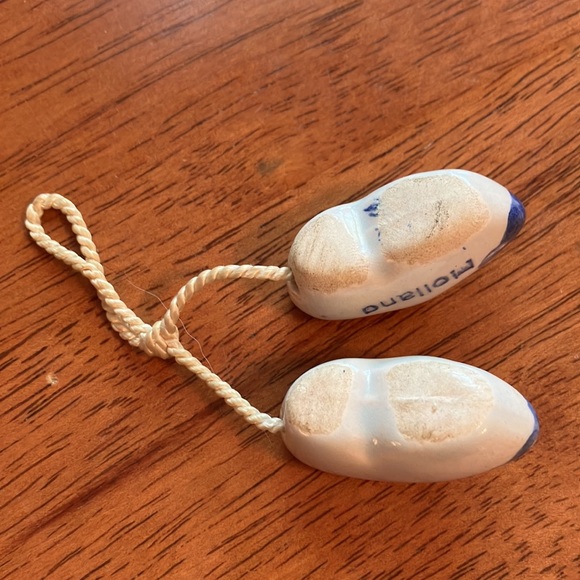 Adorable souvenir tiny hand made ceramic shoes from Holland! - Picture 3 of 12